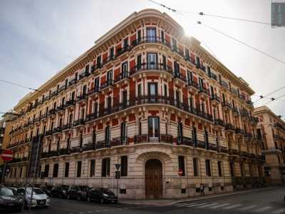 ...nel quadrilatero compreso tra via Bozzi, via Cognetti, via De Giosa e via Montenegro, balza all�occhio il color rosso acceso e bianco del massiccio Palazzo degli Impiegati Statali